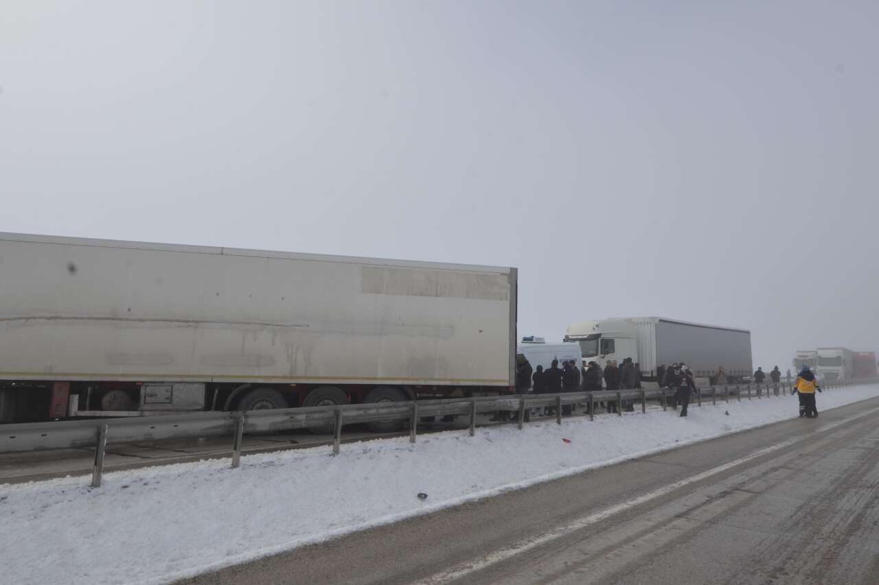 Sis ve buzlanma 11 aracı birbirine kattı! 20 yaralı var 10